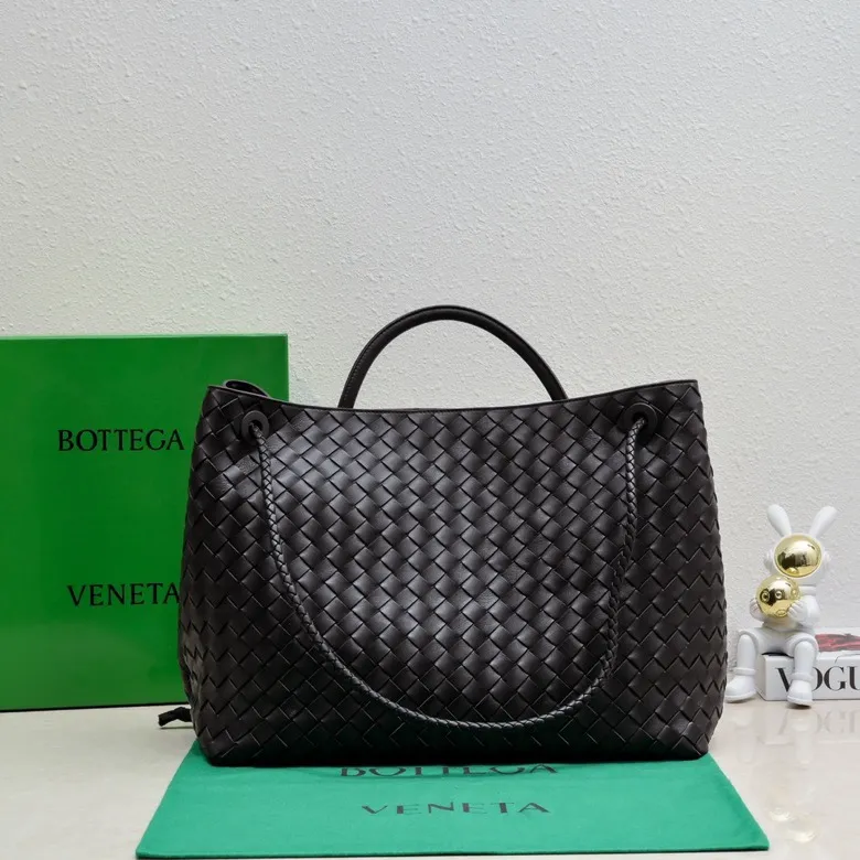 Batch 3760 #Bottega Veneta 2023 spring and summer new Andiamo handbag, many stars have the same style 🎈 Classic full-body leather weaving with golden knot buckle, stable and chic enough [satisfied] The whole body is made of Nappa sheep leather, comfortable, soft and dynamic. The sliding metal knot buckle can adjust the shoulder strap, single shoulder/handbag/crossbody, multiple carrying methods, large bag capacity, suitable for commuting/daily/traveling This bag is divided into small/medium/large sizes. There is always one that suits you, so take it with you🎀🎀 Size: 45*22*34, model: 5543#